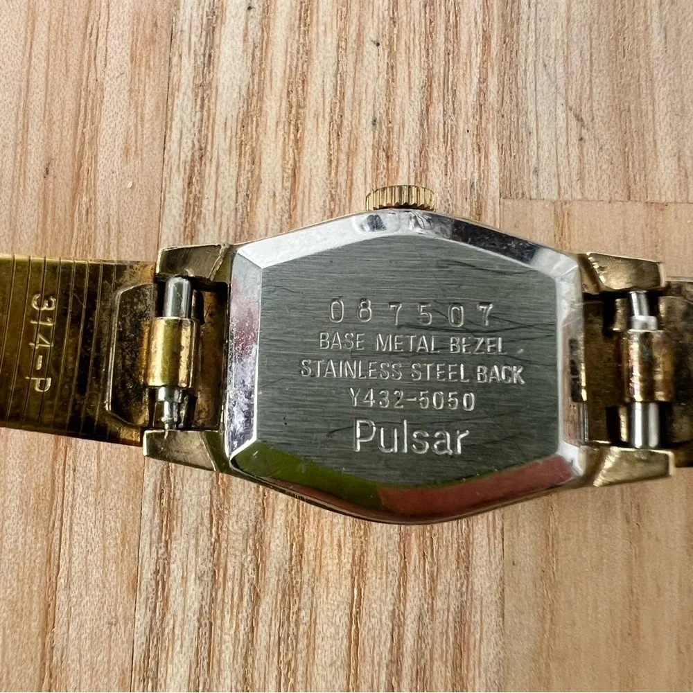 Vintage pulsar ladies oval gold tone bracelet dress watch NEW BATTERY